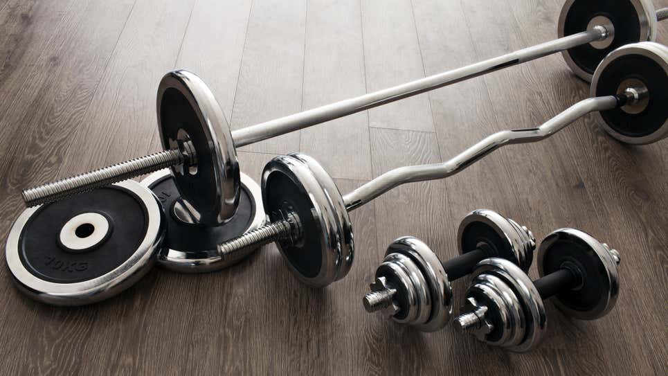  When You Should Use Barbells Instead of Dumbbells (and Vice Versa)